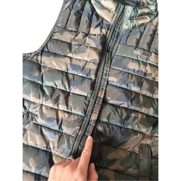 Levi’s Men’s Packable Puffer Vest size L Camo Green - Picture 11 of 12